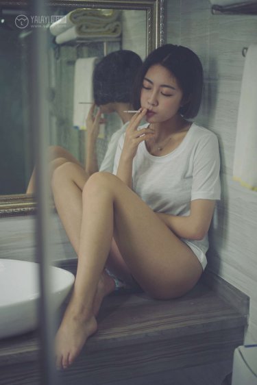 美女把衣服脱的一干二净